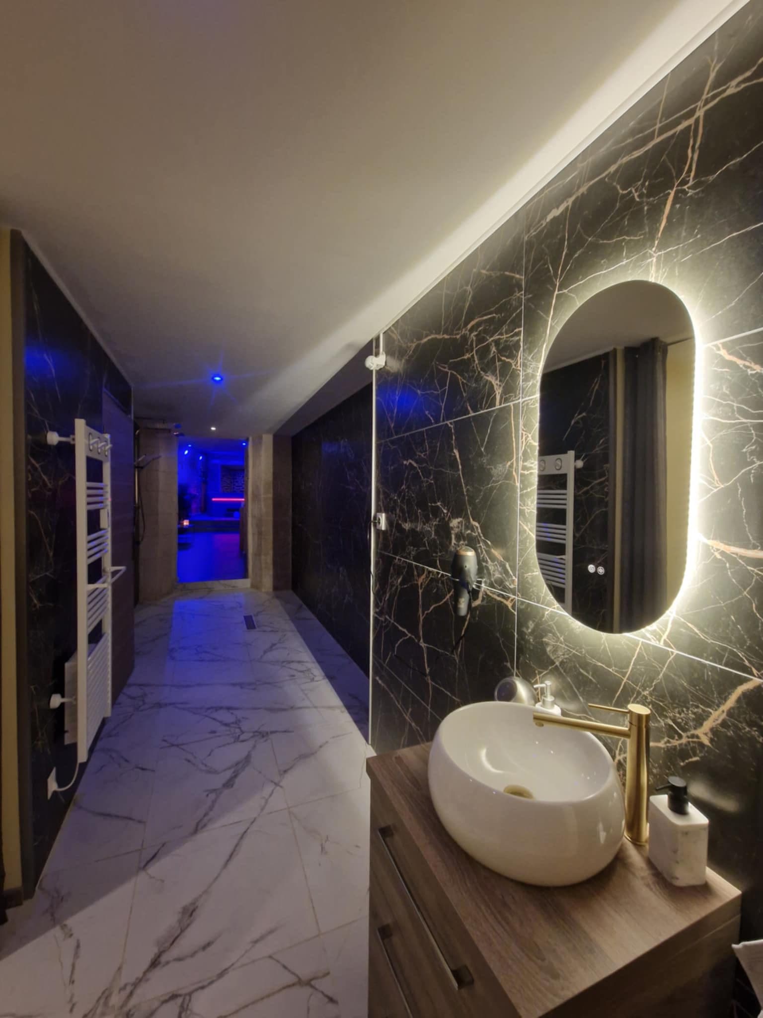 Salle de bain en marbre noir d'Une bulle de sparadis à Trélon